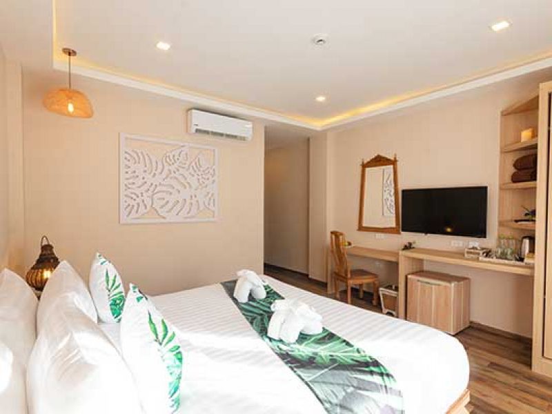 SUPERIOR ROOM STREET VIEW